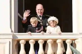 Prinz Jacques, Fürst Albert II. von Monaco und Prinzessin Gabriella beim Nationalfeiertag in Monaco