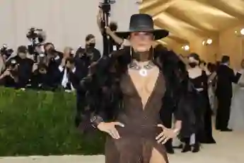 Jennifer Lopez hat auf dem „Rolling Stones“-Cover einen Ausschnitt bis zum Bauchnabel