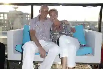 Sonja Zietlow und ihr Mann Jens Oliver Haas sitzen nebeneinander auf einer Couch im Juli 2016