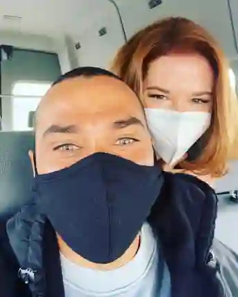 Jesse Williams und Sarah Drew bei einer „Grey’s Anatomy“-Reunion auf Instagram