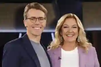 Johannes Wimmer und Bettina Tietjen moderieren zusammen die NDR Talk Show im NDR Fernsehstudio in Hamburg