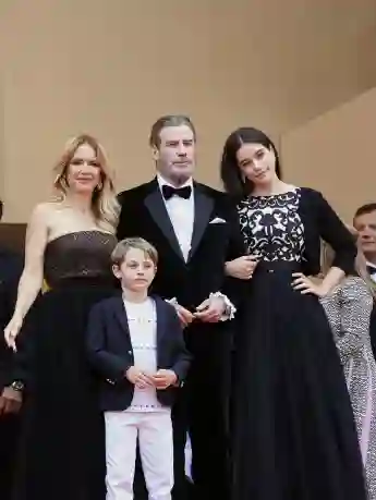 John Travoltas Kinder Ella Bleu (r.) und Benjamin (2.v.l.) begleiten ihn und seine Frau Kelly Preston (l.) nach Cannes