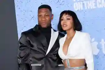 Jonathan Majors und Meagan Good roter teppich auftritt