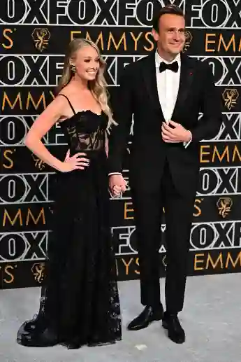 Kayla Radomski und Jason Segel bei den Emmys 2024