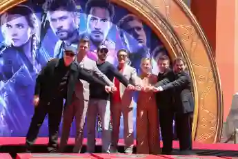 Kevin Feige, Chris Hemsworth, Chris Evans, Robert Downey Jr., Scarlett Johansson, Jermeny Renner und Mark Ruffalo verewigen ihre Handabdrücke vor dem TCL Chinese Theatre