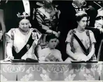 Krönung von Königin Elizabeth II. in Westminster Abbey 1953  Prinz Charles bei der Zeremonie zwischen seiner Großmutter und seiner Tante Prinzessin Margaret.