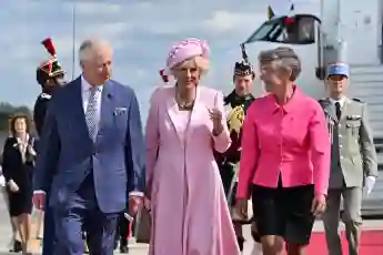 König Charles und Königin Camilla werden in Paris von der französischen Premierministerin Elisabeth Borne empfangen