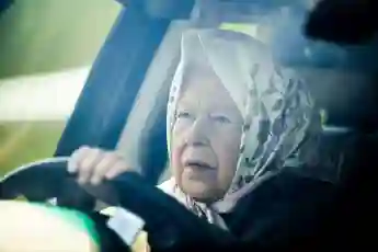Die Queen braucht weder einen Pass noch einen Führerschein