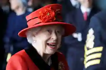 Königin Elisabeth II. strahlt Ende Mai bei einem Militär-Besuch