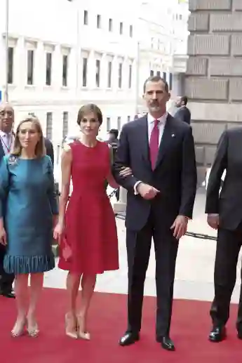 königin letizia könig felipe 2017 kleid rot carolina herrera