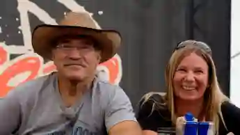 Konny Reimann und Manuela Reimann sitzen nebeneinander und lachen in die Kamera im August 2019