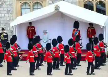 Königin Elisabeth II. bei der Trooping The Colour Parade 2021 im Innenhof von Schloss WIndsor