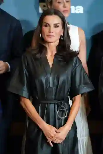 Königin Letizia überzeugt in einem Leder-Kleid