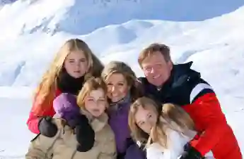 Königin Maxima König Willem-Alexander und ihre drei Töchter, Maxima Willem-Alexander und Töchter, Amalia Ariane und Alexia, niederländische Königsfamilie