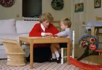 Lady Diana und Prinz William im Spielzimmer des Kensington Palasts