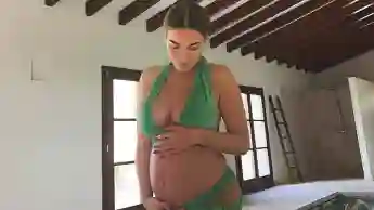 Laura Maria schwanger Babybauch Bikini