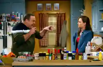 Kevin James und Leah Remini in „King of Queens“