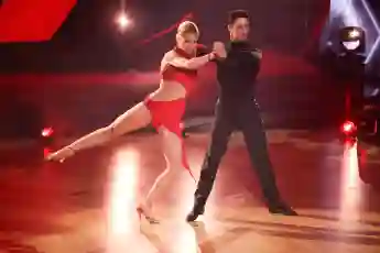 Kathrin Menzinger und René Casselly in Show sieben von „Let's Dance“ am 8. April 2022