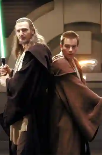 Liam Neeson als „Qui-Gon Jinn“ und Ewan McGregor als „Obi Wan Kenobi“ in „Star Wars“