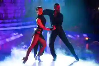 Lili Paul-Roncalli tanzt Tango mit Massimo Sinató bei „Let's Dance“