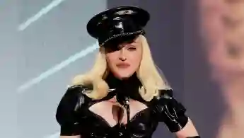 Madonna im Leder-Outfit auf der Bühne