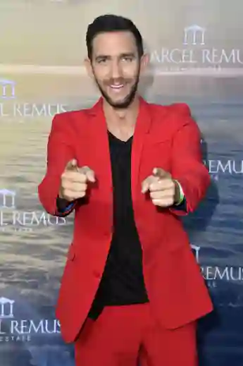 Marcel Remus in einem roten Anzug bei der Remus Lifestyle Night am 8. August 2021 im Son Amar