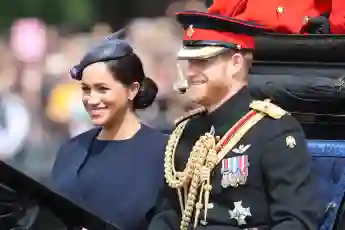 Herzogin Meghan und Prinz Harry bei der Militärparade Trooping The Colour