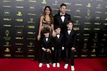 Antonella Roccuzzo, Lionel Messi und ihre Kinder bei der Ballon d Or 2021 Verleihung in Paris