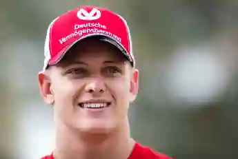 Mick Schumacher lacht mit einer roten Cap auf dem Kopf im März 2019