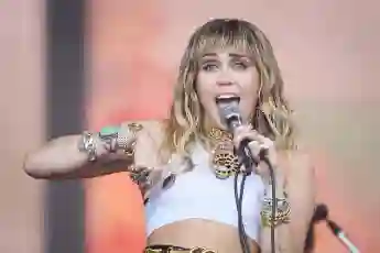 Miley Cyrus steht auf der Bühne und singt im Juni 2019.