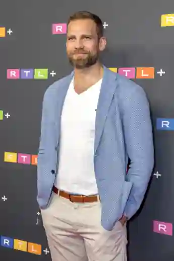 „Der Schiffsarzt“-Star Moritz Otto auf dem roten Teppich einer RTL+-Party