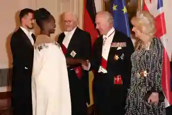 Motsi Mabuse und König Charles III. schütteln sich die Hände beim Staatsbankett