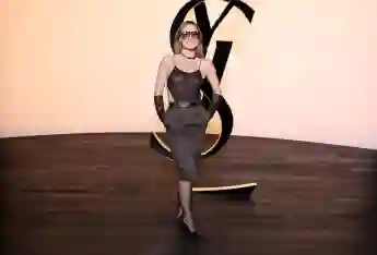 Olivia Wilde im transparenten Top bei der Pariser Fashion Week