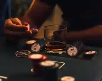 Ein Pokerspieler spielt mit Jetons an einem Pokertisch