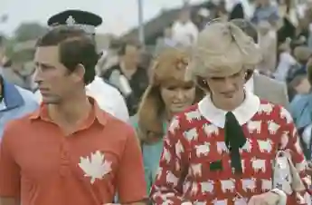 Bei einem Polo-Turnier trägt Lady Diana einen Pullover mit einem schwarzen Schaf drauf