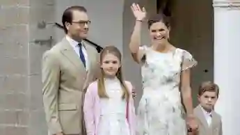 Prinz Daniel, Prinzessin Estelle, Prinzessin Victoria und Prinz Oscar posieren für ein Familienfoto im Juli 2022.