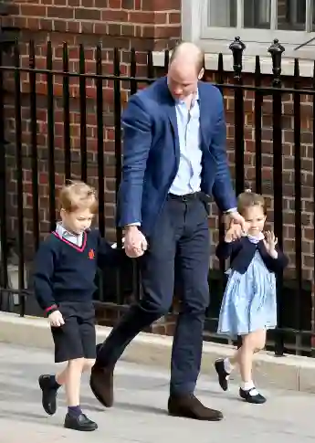 Prinz George und Prinzessin Charlotte mit Papa William auf dem Weg ins Krankenhaus, um ihre Mama und den neugeborenen Bruder zu besuchen