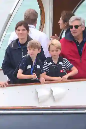 Prinz George unterstützt seine Eltern bei der Segelregatta