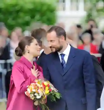 Prinz Haakon und Prinzessin Victoria gedenken Folke Bernadottes Rettungsaktion der Weißen Busse im Ramlosa Brunnspark am 26. August 2010