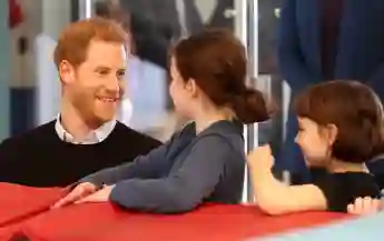 Prinz Harry mit zwei Kindern beim „fit and fed“-Programm in London
