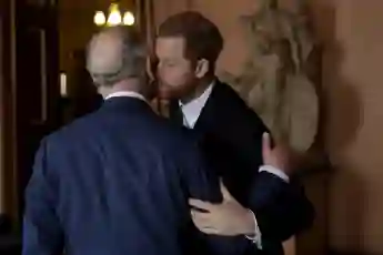 Prinz Harry, Prinz Charles, Kuss, Küsschen, International Year of the Reef, London britische Royals