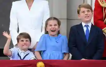 Prinz Louis, Prinzessin Charlotte und Prinz George stehen nebeneinander auf dem Balkon des Kensington Palace während des Thronjubiläums von Queen Elizabeth II.