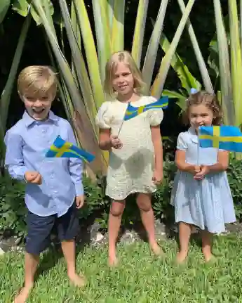 Prinzessin Madeleines Kinder Prinz Nicolas, Prinzessin Leonore und Prinzessin Adrienne mit schwedischen Fahnen auf Instagram