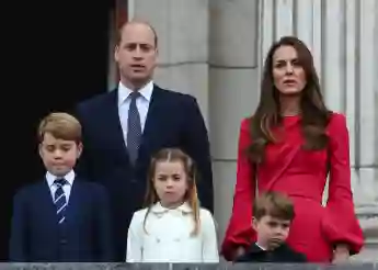 Prinz William, Herzogin Kate und ihre drei Kinder, Prinz George, Prinzessin Charlotte, Prinz Louis auf dem Balkon des Buckingham Palasts