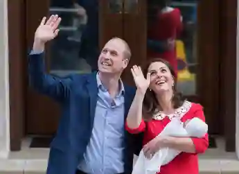 Prinz William und Herzogin Kate mit ihrem neugeborenen Baby Prinz Louis vor dem Krankenhaus
