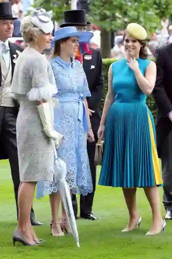 Prinzessin Beatrice und Prinzessin Eugenie strahlen beim Royal Ascot 2019 in der Farbe Blau