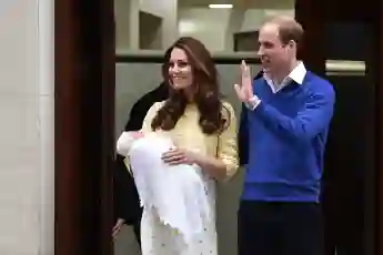 Erste Fotos: Herzogin Kate und Prinz William zeigen ihre Tochter vor dem St. Mary's Hospital