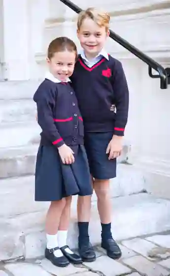 Prinzessin Charlotte mit Prinz George auf ihrem offiziellen Schulbild