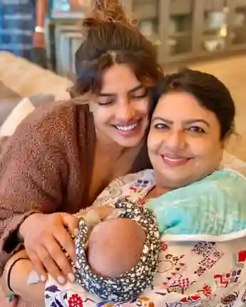 Priyanka Chopra posiert mit ihrer Mutter und ihrer Tochter Malti Marie