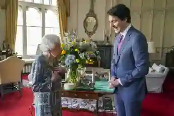 Königin Elisabeth II. und der kanadische Premierminister Justin Trudeau am 7. März 2022